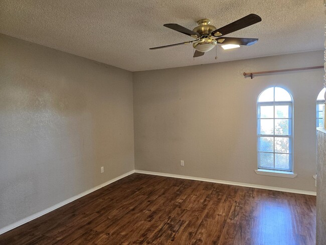 Building Photo - 3/2 Hewitt Home