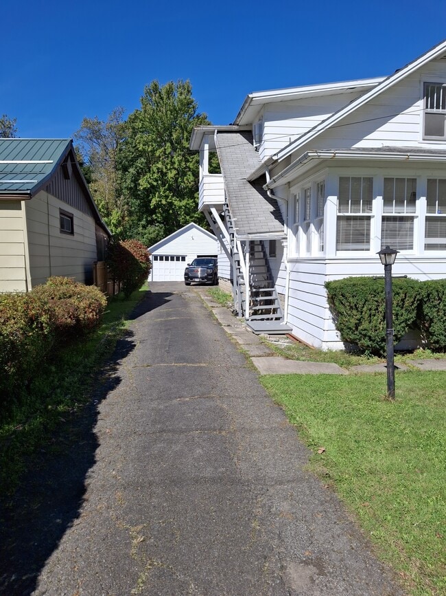 Building Photo - 46 Pine