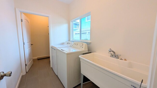 Building Photo - Spacious 4 bed 3 bath home near Diamond Head