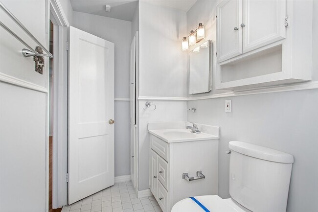 Building Photo - 8642 Daytonia Ave