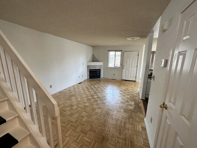 Building Photo - Available August!  Charming Townhome in Table Mountain Heights!
