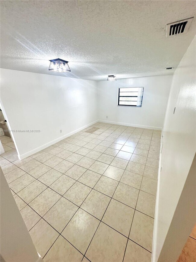 Building Photo - 1130 W 37th St