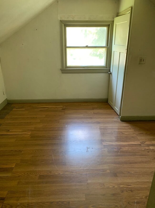 Building Photo - 2 Bedroom House $695
