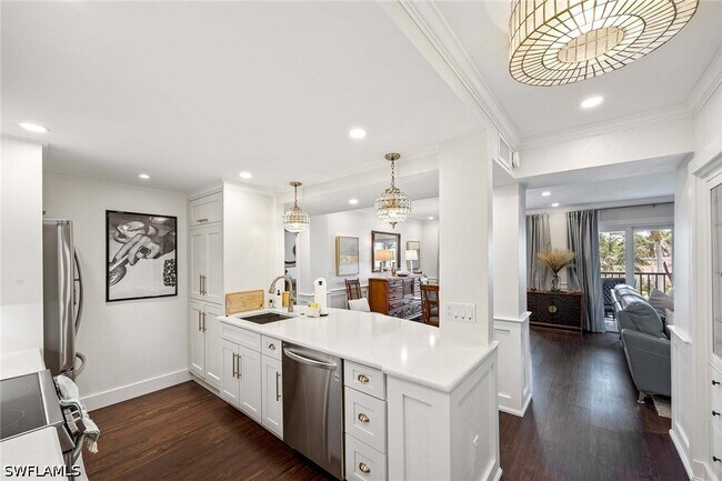 Building Photo - 555 Park Shore Dr