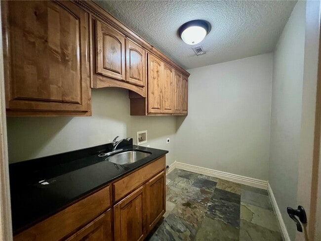 Building Photo - 1450 Whippoorwill Ln