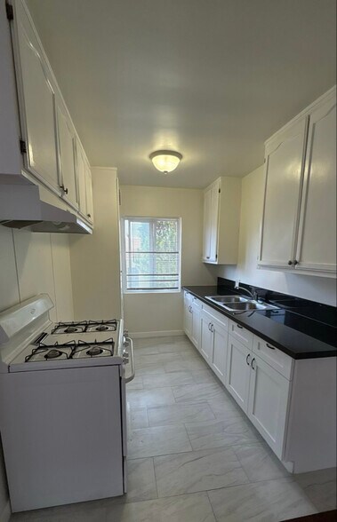 Building Photo - 734 N Inglewood Ave