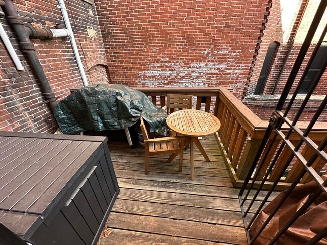 Building Photo - 2 Bedroom 1.5 Bath Condo in Shaw Neighborhood, Backyard, Recently Renovated, Fabulous Modern Feat...