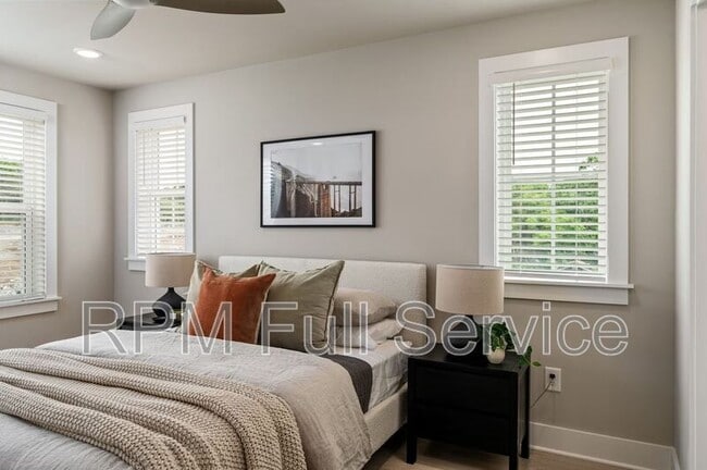 Building Photo - 722 N Dupont Ave