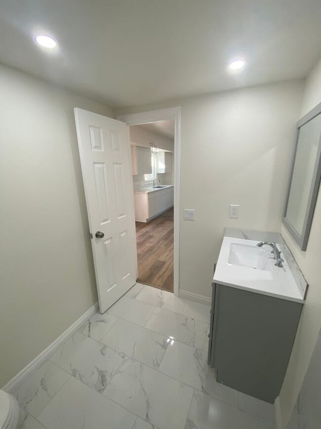 Building Photo - Modern Townhome with Gorgeous City Views – Prime Thousand Oaks Locati