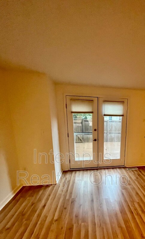 Building Photo - 2071 Stratford Ct