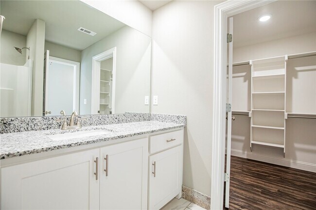 Building Photo - 508 E Osage Trce