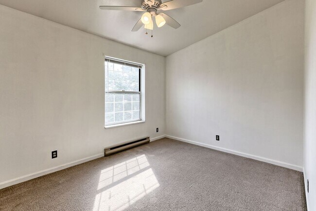 Building Photo - 3200 Azalea Dr