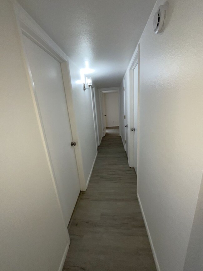 Building Photo - Eastside townhome completely remodeled, he...