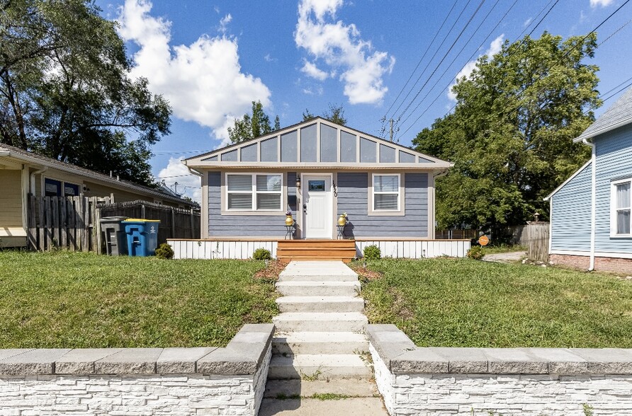 Single level house with large front porch/deck - 1420 E Market St