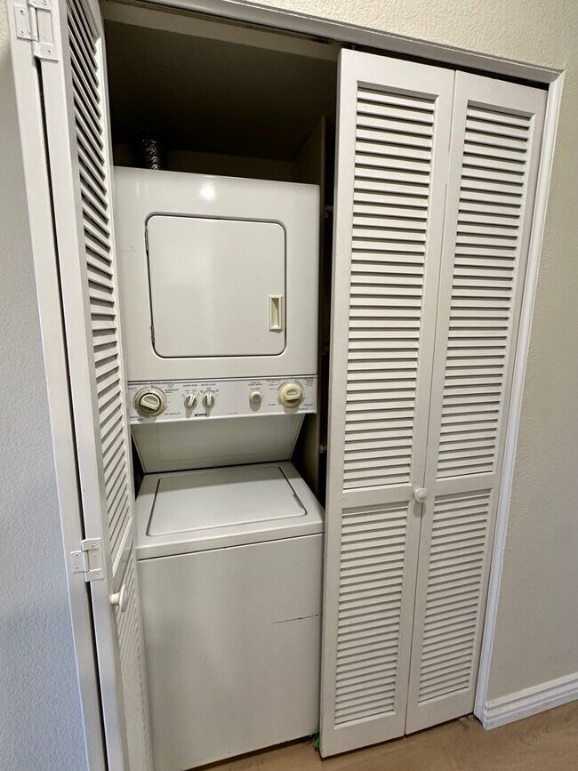 Building Photo - Stylish 2 Bedroom Condo in the Located in ...