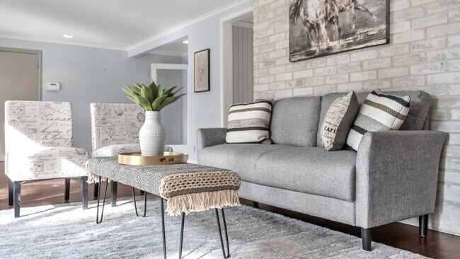 Building Photo - CHARMING 5 BDRM HOME IN CASTLE HILLS!!