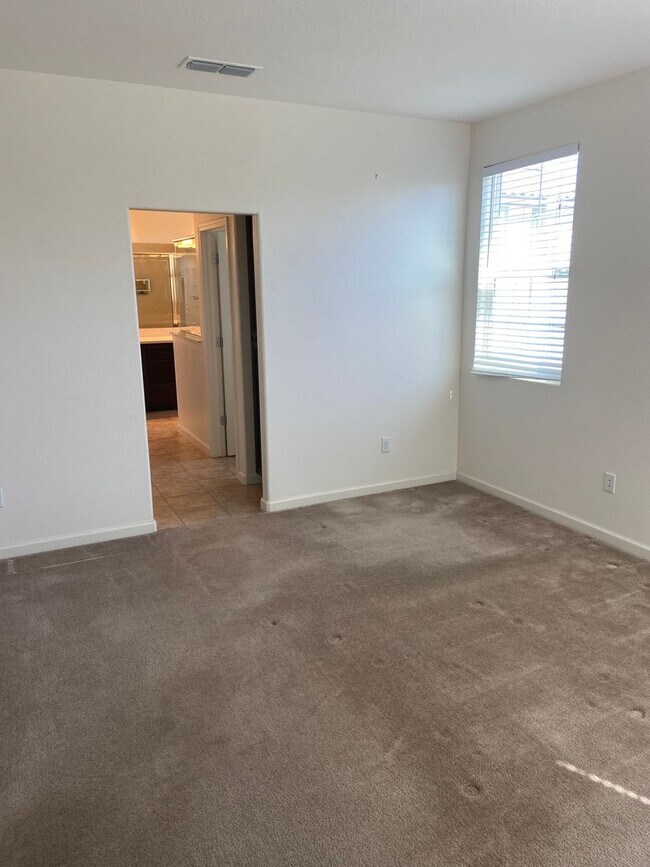 Building Photo - Close to Folsom High School! - 3 Bdrm, 2.5 bath