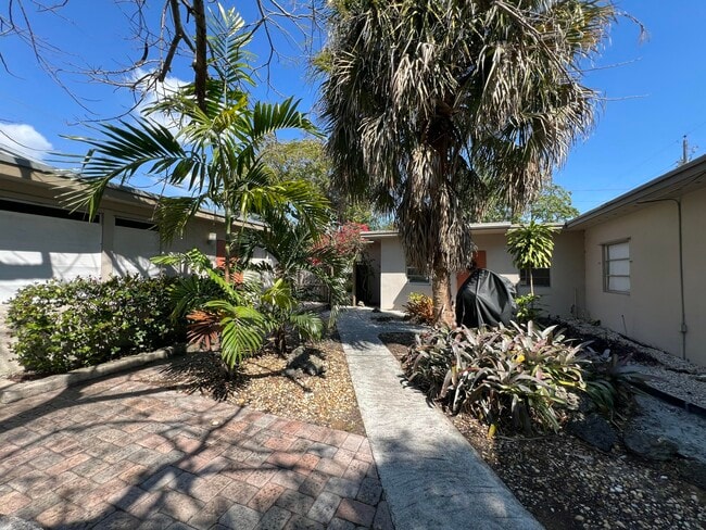 Building Photo - 1130 NE 3rd Ave