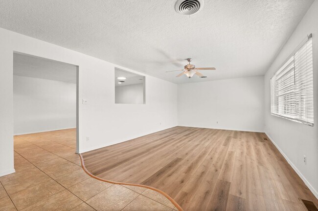 Building Photo - Large 4 Bedroom 2 Bath House