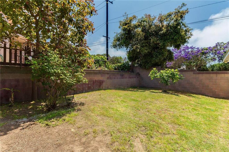 Great private grassy backyard - 1500 Voorhees Ave