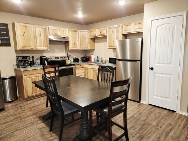 Building Photo - HALF OFF First Month!! Super cute 3/2/1 in...