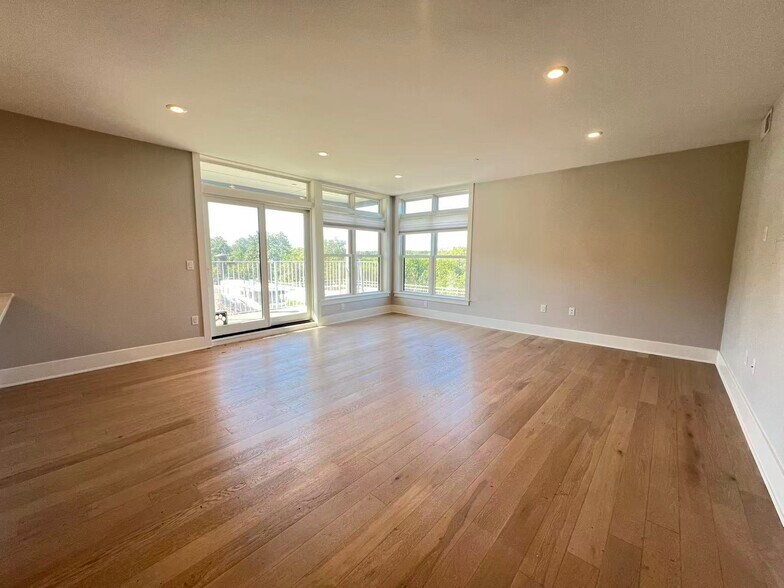 Building Photo - 11 Oak Grove Ter