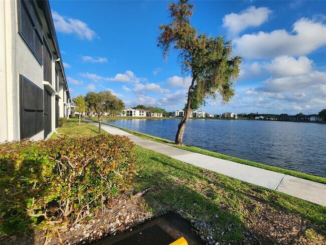 Building Photo - 217 Lake Pointe Dr
