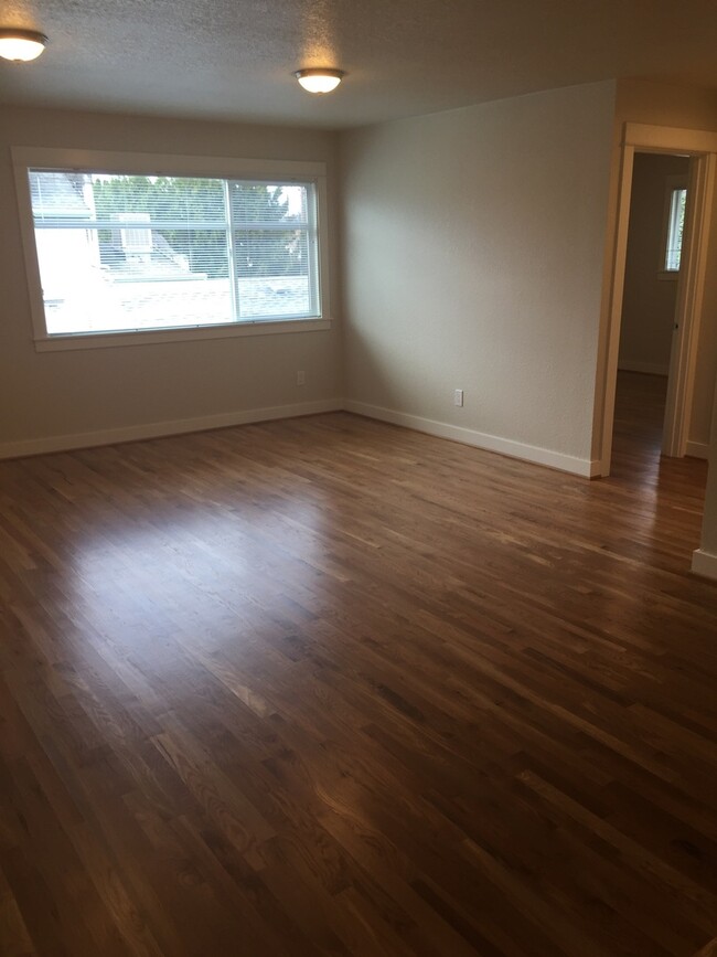 Building Photo - Spacious Like New Remodel 2BR-Portsmouth-N...