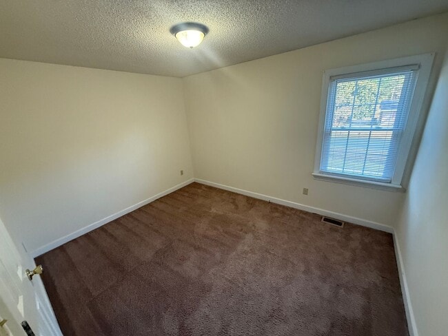 Building Photo - 105 Apache Dr