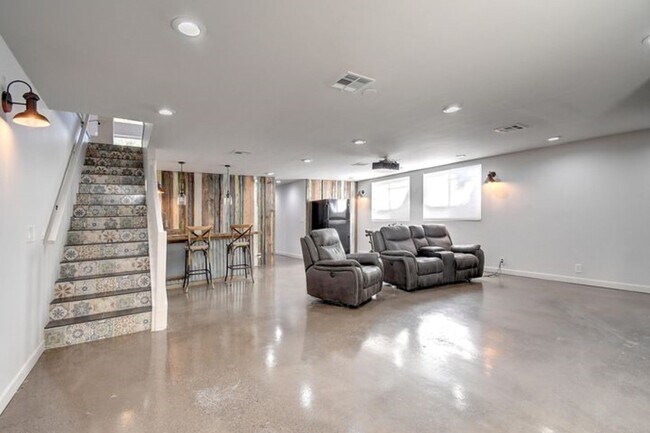 Building Photo - 5623 E Claire Dr