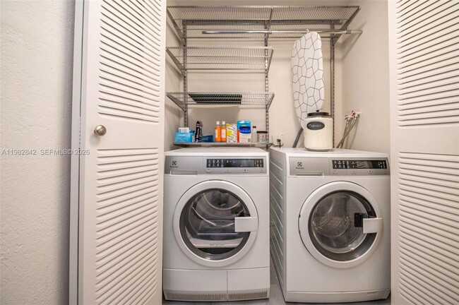 Building Photo - 4702 SW 67th Ave