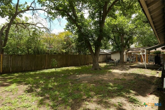 Building Photo - 621 Hackberry St