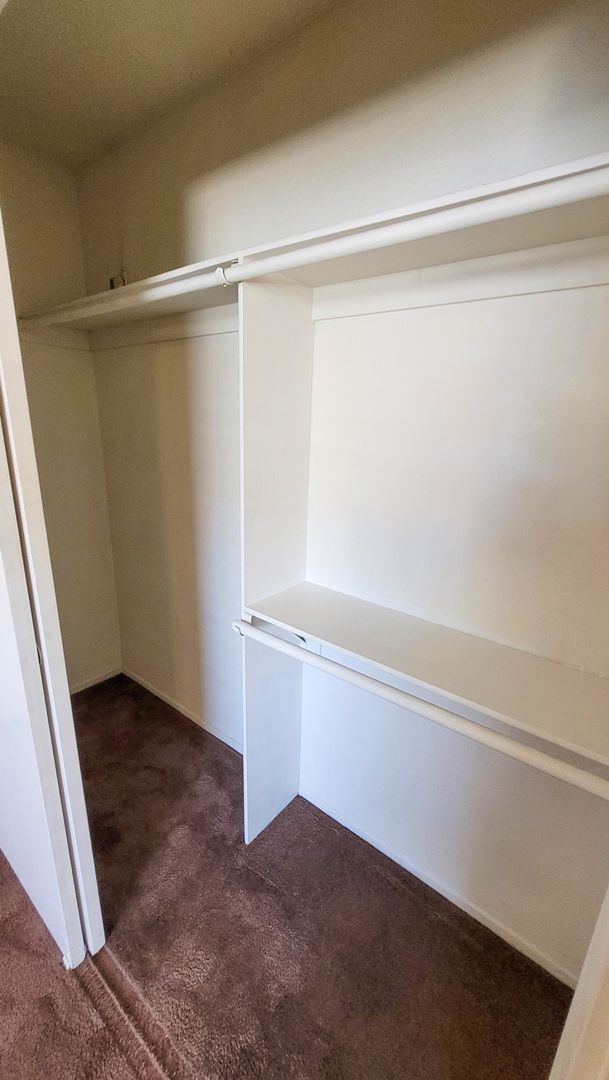 Building Photo - Upstairs 3 Bedroom 2 Bath Apartment with H...