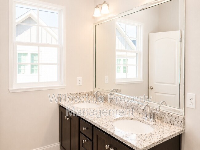 Building Photo - 904 Laurel Gate Dr