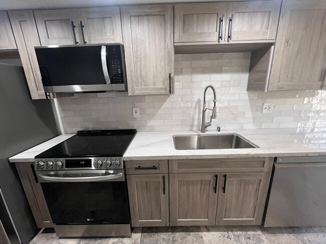 Building Photo - Bright and Spacious 3-Bedroom Home in the Heart of South Davis