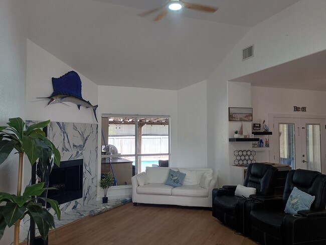 Building Photo - 15829 Vincent Dr