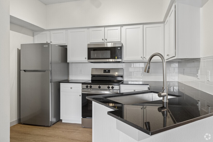 3BR, 2BA - 1,116SF - Kitchen - Bridge at Volente