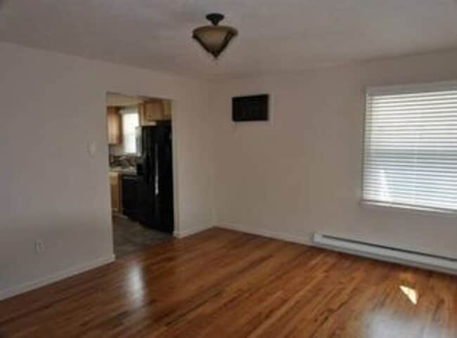 Building Photo - Great updated 2 bed 1 bath, 2 car garage