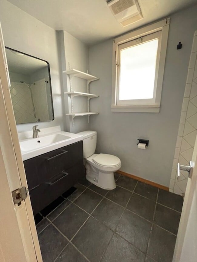 Building Photo - CHARMING 3 BEDROOM IN SEATTLE