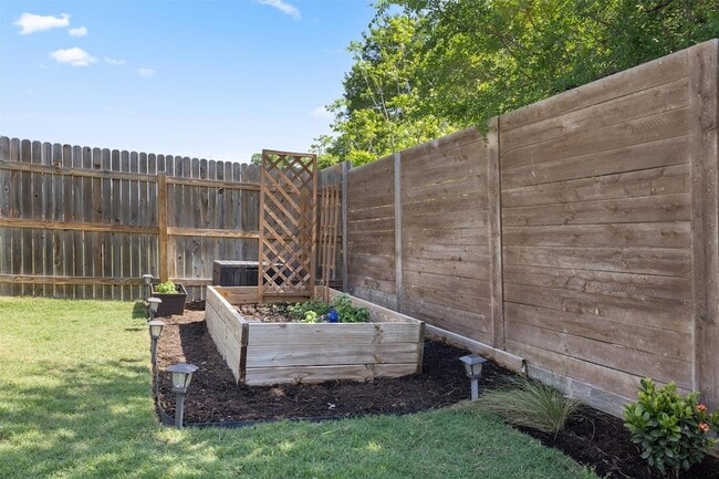 Building Photo - 6809 Ellsworth Walk