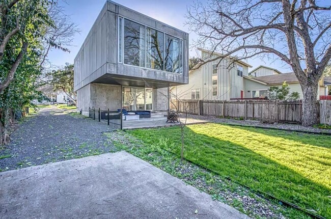 Building Photo - 208 Lessin Ln