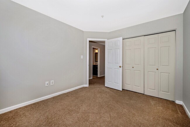 Building Photo - Fantastic End Unit Townhouse For Lease