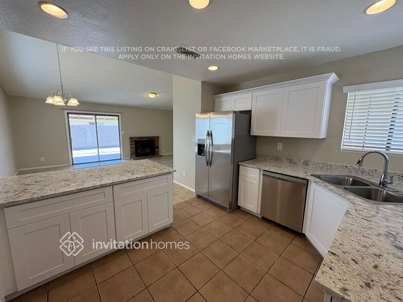 Building Photo - 8027 W Glenrosa Ave