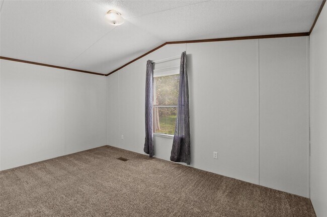 Building Photo - 15930 Pine St