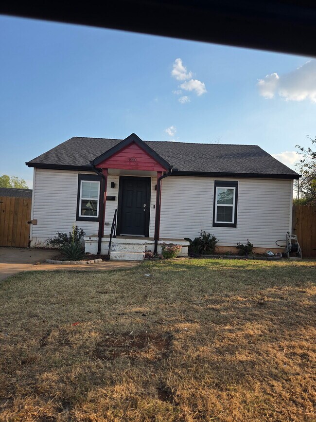 Building Photo - 1540 NE 29th St
