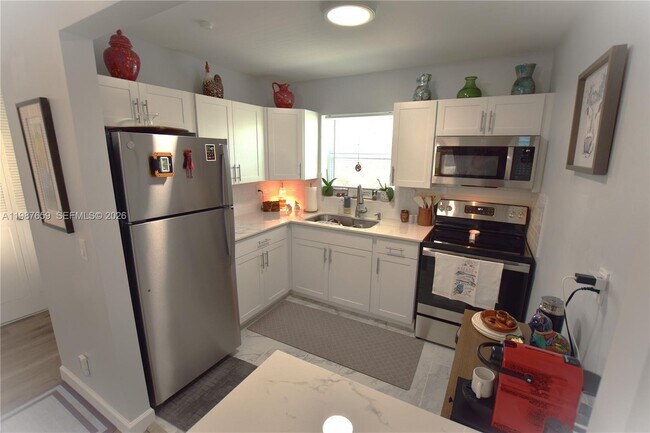 Building Photo - 2572 Emory Dr W