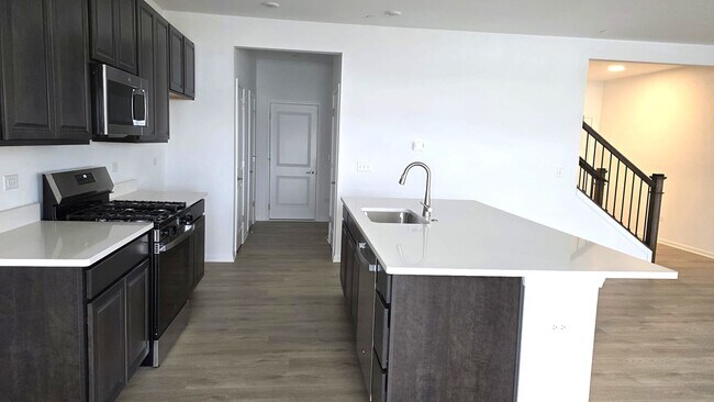 Building Photo - 460 Hathaway Ln