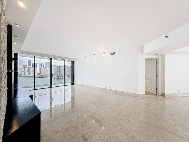 Building Photo - 2800 Island Blvd