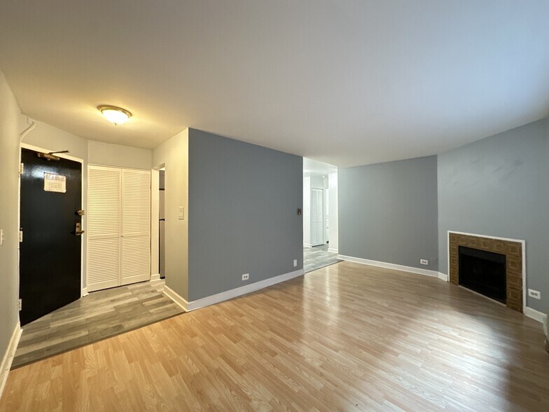 Building Photo - 3825 N Pine Grove Ave