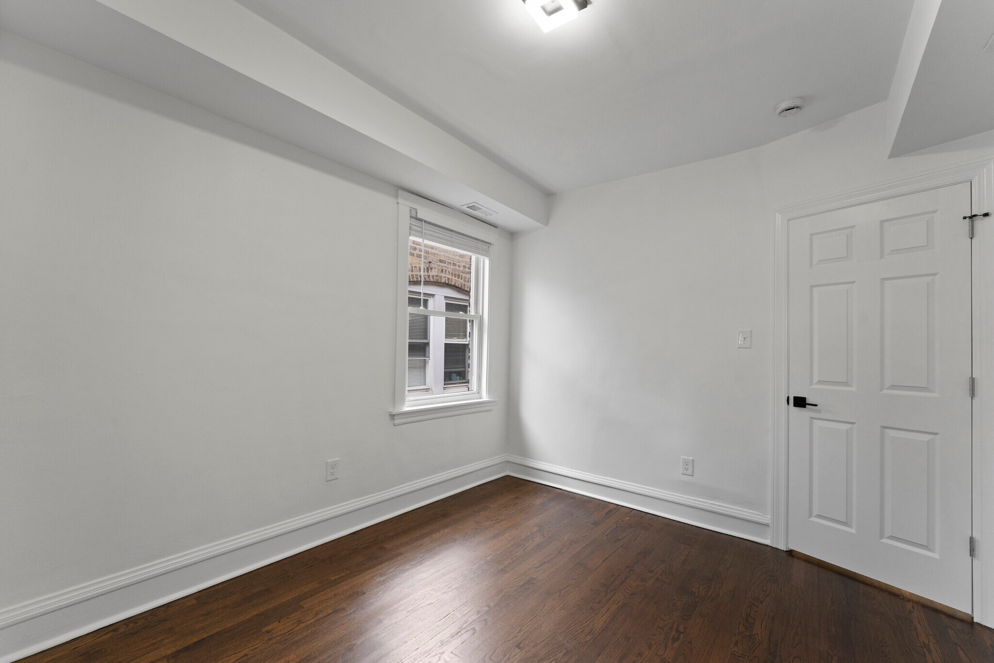 Building Photo - 5304 W Cornelia Ave